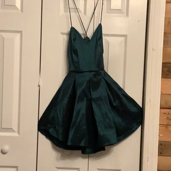 Lucy in the Sky | Dresses | Emerald Green Dress Size Medium Lucy In The Sky  Adjustable Straps | Poshmark